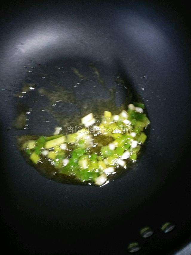 锅中倒适量油烧热，倒入葱花爆香