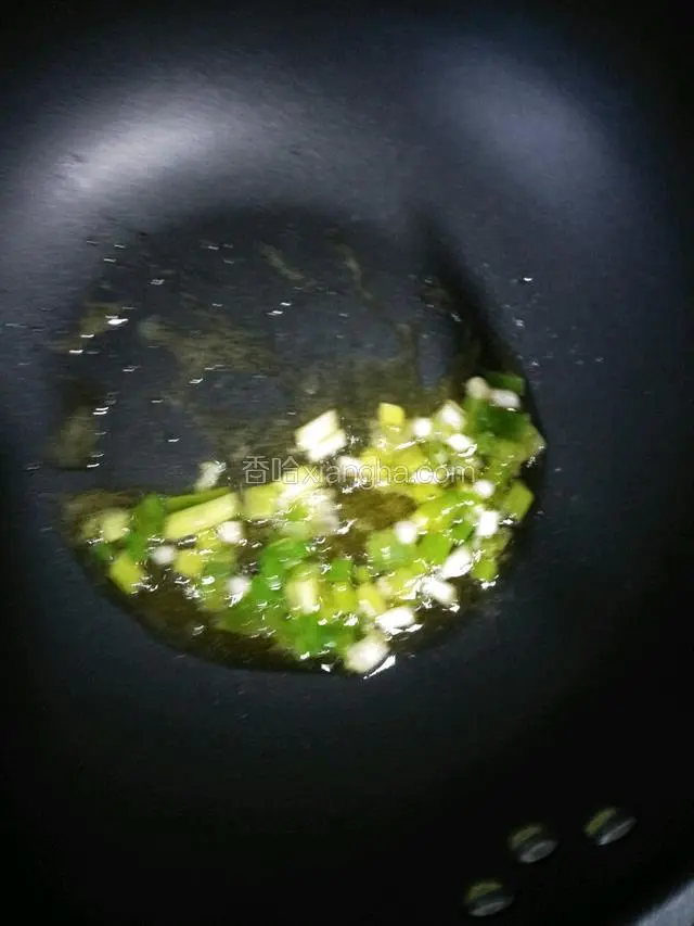 锅中倒适量油烧热，倒入葱花爆香