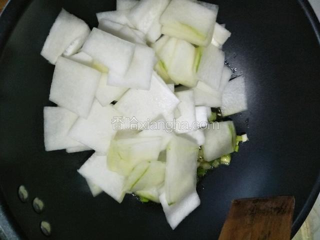 倒入冬瓜翻炒