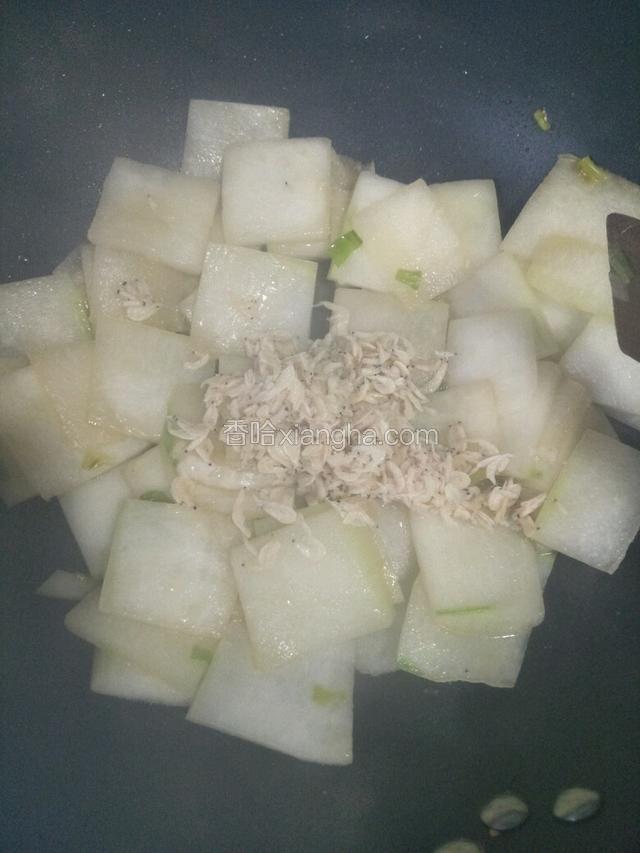 倒入虾皮，大火翻炒