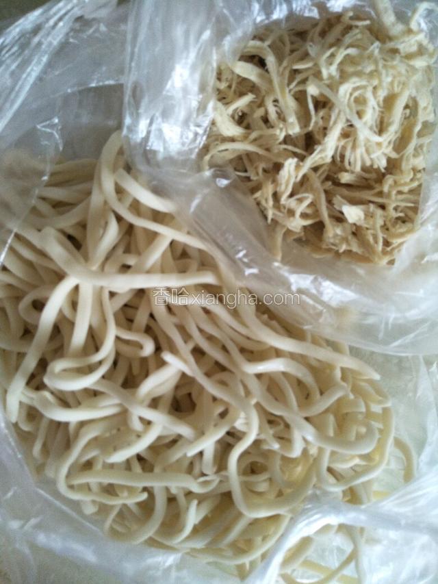 准备面条和鸡丝