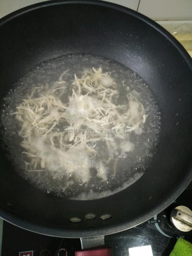 锅中加适量水把鸡丝一起下锅煮开