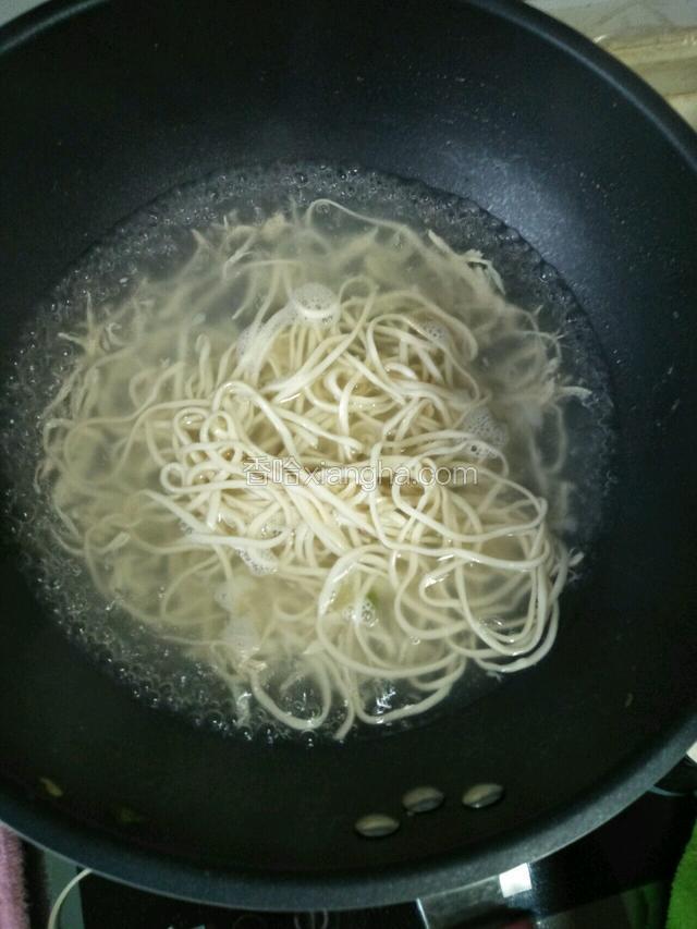 再下入面条煮熟