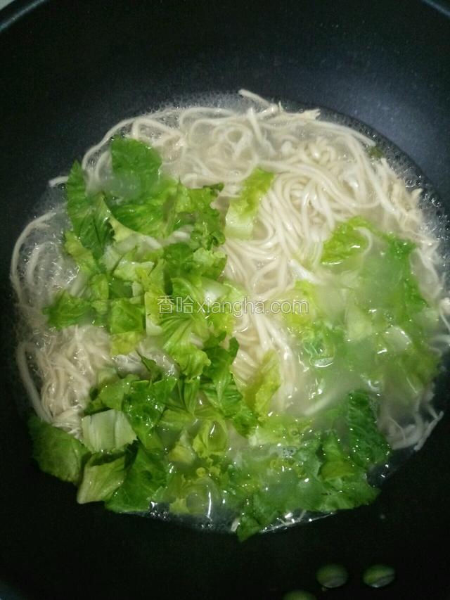 加适量盐，把生菜倒入搅拌一下即可