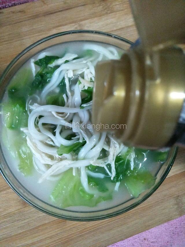 盛入碗中加适量芝麻油