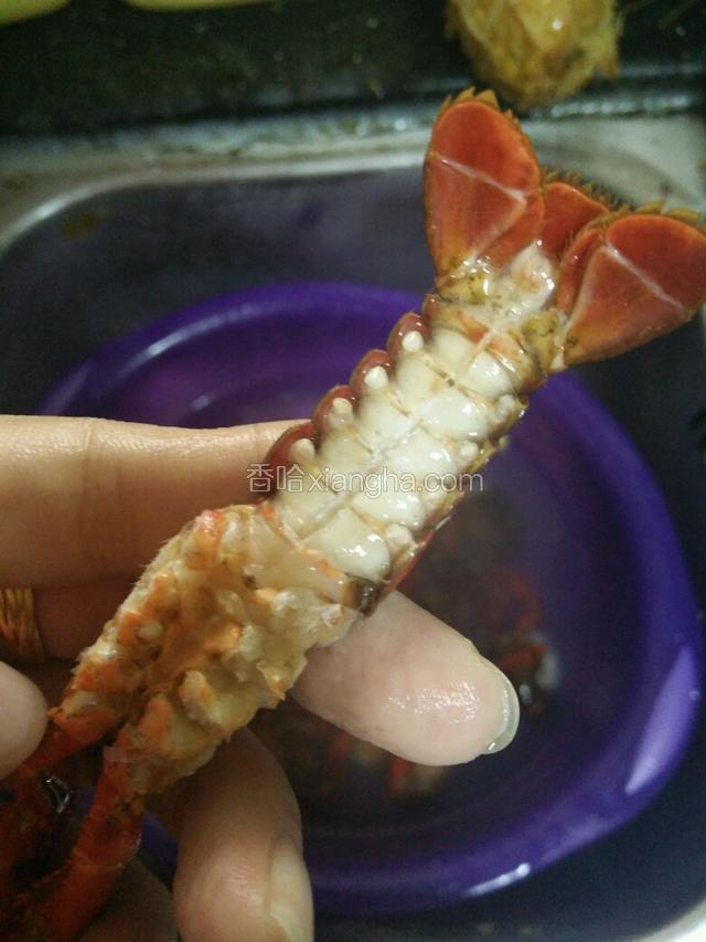 拿牙刷将小龙虾浑身刷干净，特别是肚子下面（没牙刷的其他刷子代替，但最好用牙刷）