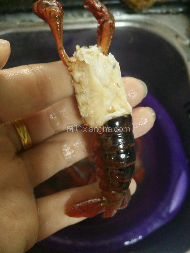 将头部剩下的硬壳去掉，脑子里的赃物清理干净，两边的软腮去掉