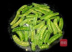 粉肠炒荷兰豆的做法图解4