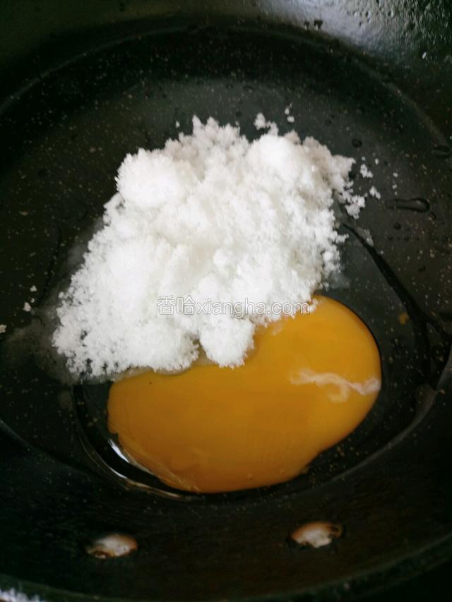 把鸡蛋打入锅中，倒入白糖