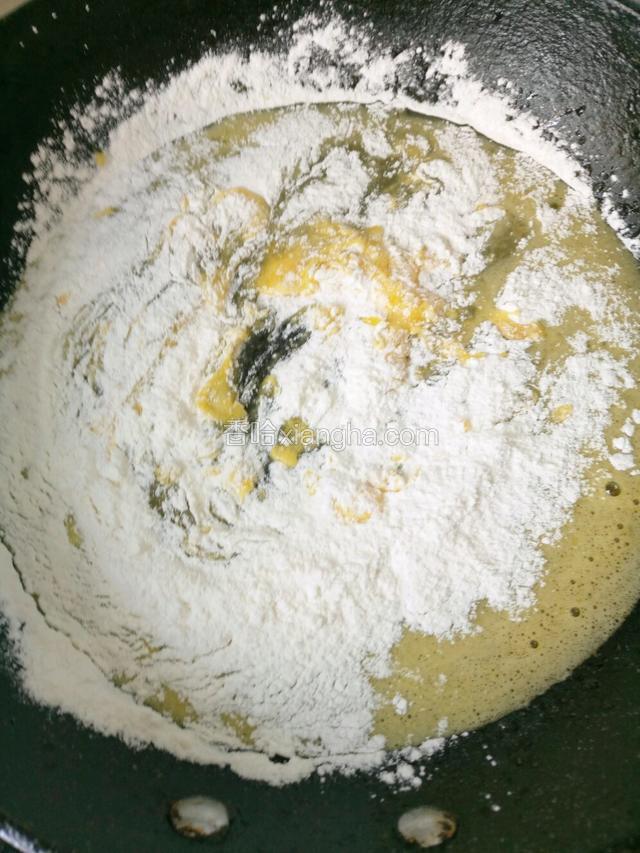 倒入面粉