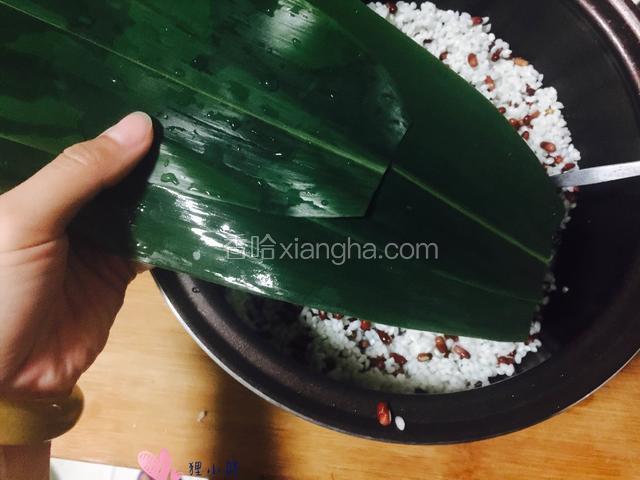 拿出两张粽叶，剪掉头部