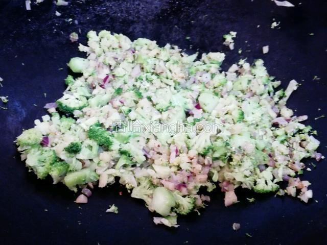热锅，加半个黄油，西兰花洋葱土豆粒放入，中火炒四分钟