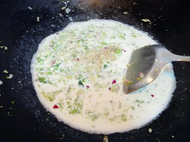 加牛奶，将菜煮熟。