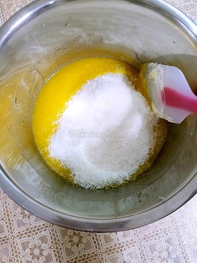 最后加入椰蓉拌匀。