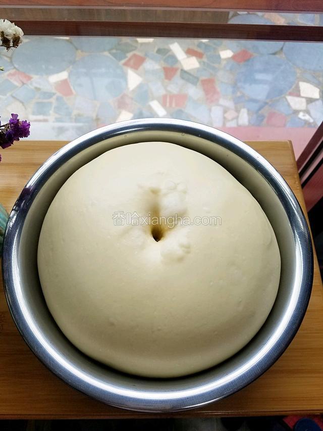手指戳孔面团不塌不回陷是最好的状态。