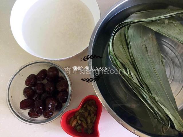 糯米和棕叶提前浸泡12个小时。