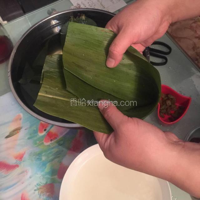 将棕叶两头靠拢。
