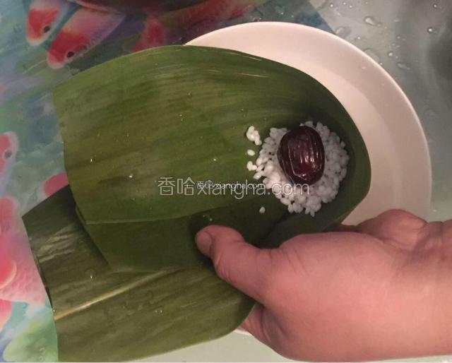 放上糯米和蜜枣。