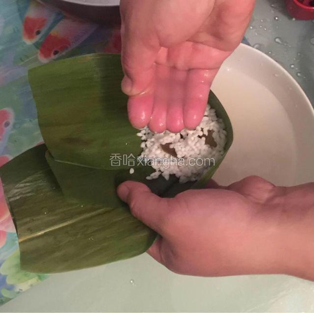 撩点水到糯米上，使糯米里面没有空隙更紧凑一些。