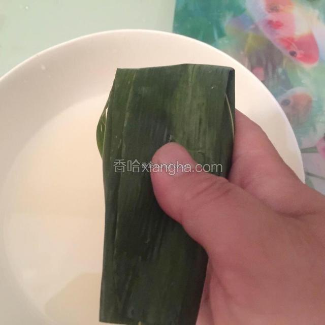 一定要折紧，不能松松垮垮的，以免煮的时候漏米。