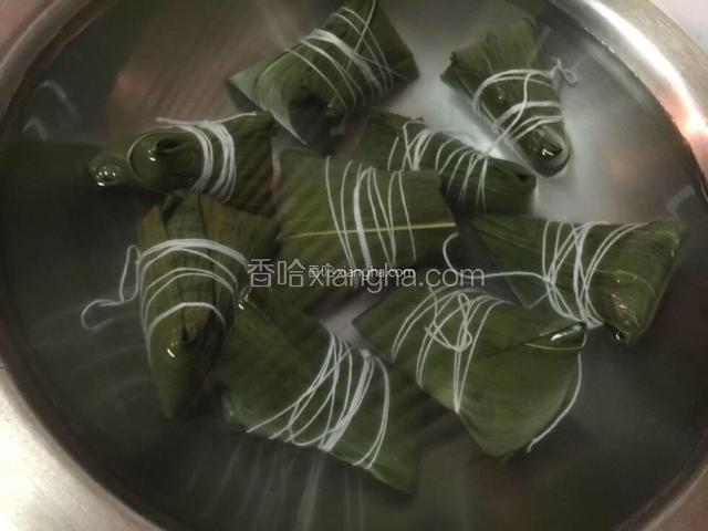 用线绳捆绑起来，放入清水中浸泡。