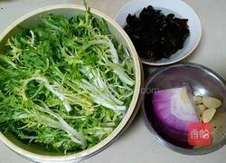 洋葱木耳拌苦菊的做法图解1