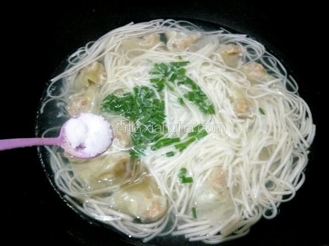 放盐、胡椒粉、酱油、芝麻油、搅拌均匀即可