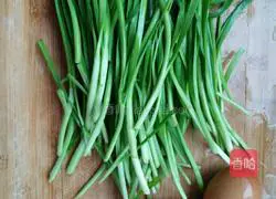 Illustration of how to make leek and egg dumpling filling 1