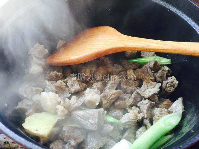 倒入牛腩翻炒，把牛腩里的水份炒干。