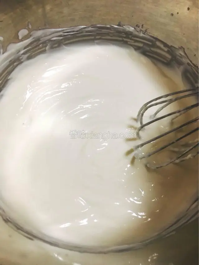 加入酸奶搅拌匀
再加入牛奶 搅拌到光滑细腻状态