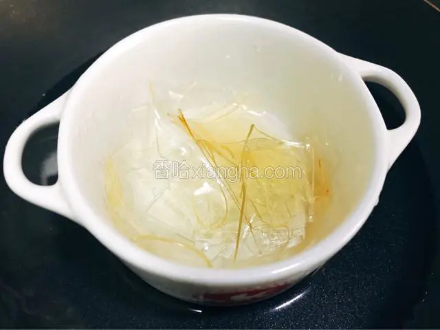 此时把吉利丁片从冰箱拿出来 水倒掉
加热一小锅的水
把装有吉利丁的小碗放入锅里
隔水加热