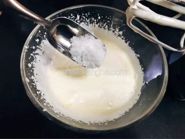 分三次加糖 打发稀奶油
做慕斯 提拉米苏 浓汤的那种稀奶油
不可以裱花的那种 做慕斯漂亮
