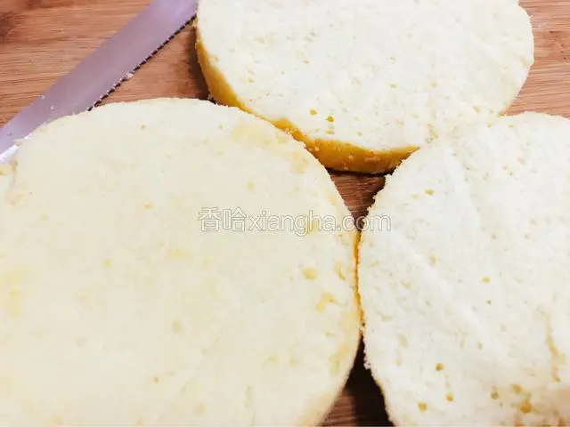 把一个6寸戚风切三片
取用其中两片

剩下一片和剩余的慕斯液可以做几个小三寸的慕斯蛋糕