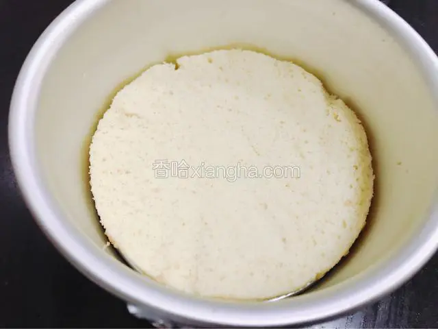 放入一片戚风蛋糕