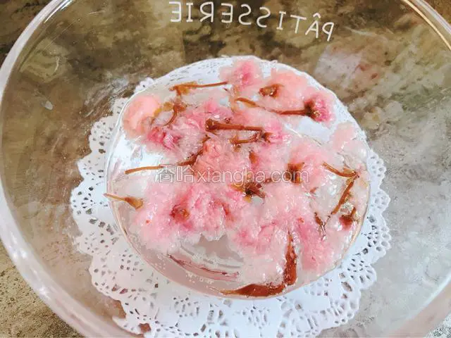 3小时后 
把泡好的樱花放入没有汽的雪碧中
倒入几滴柠檬汁
为了创造出咸柠七的口感 