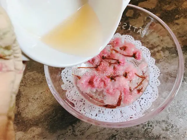 吉利丁液倒入雪碧樱花里面
吉利丁液溶化方法请参看前面的步骤
