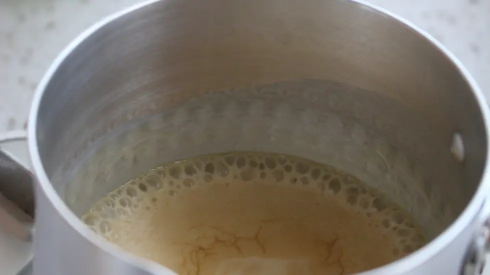 取出红茶包，小火加热，放入巧克力