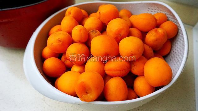 杏子清洗干净，控干水分