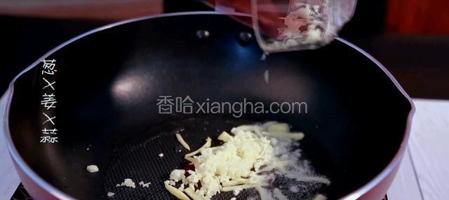 热锅倒适量的油，将姜丝，蒜泥下锅翻炒至香，加入八角一颗翻炒。