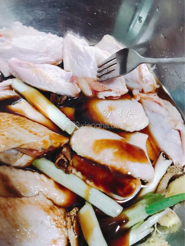 用叉子 戳戳戳 为了入味
腌制至少半天
我是提前一晚腌制上的
