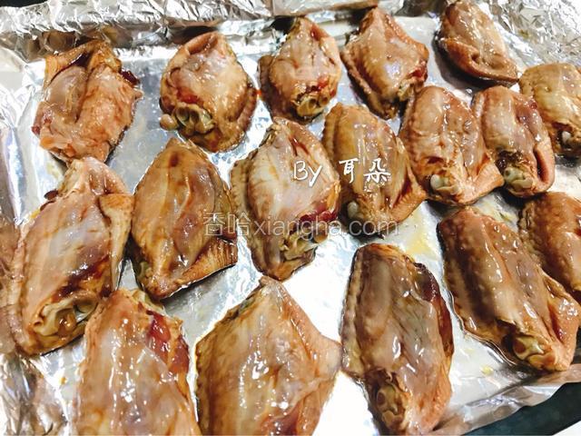 烤箱175度预热10分钟
烤盘铺锡纸 刷油

先烤反面 
烤箱上下火175度烤20分钟
