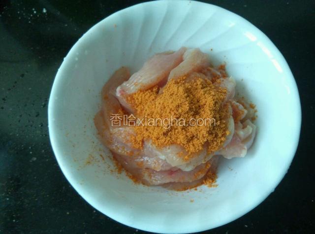 撒入约15克腌肉料。