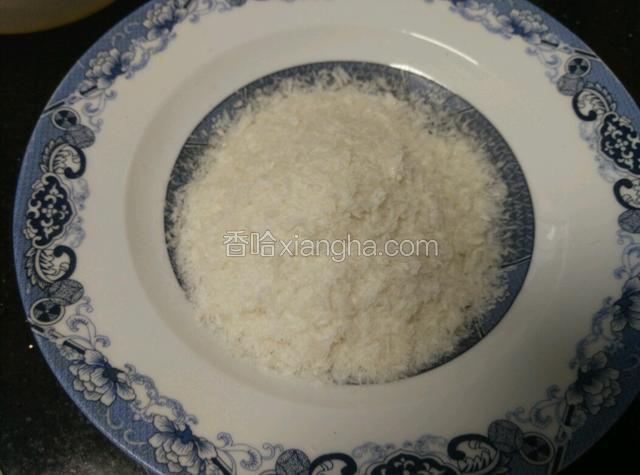 面包糠倒入盘中（面包糠一次不要倒太多，用完了再倒，省得浪费，面粉也一样）。