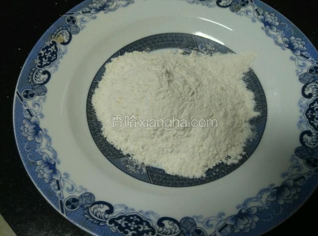 面粉倒入盘中。