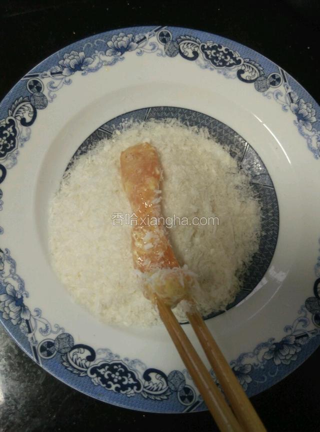 把滚过蛋液的鸡柳均匀的沾一层面包糠。