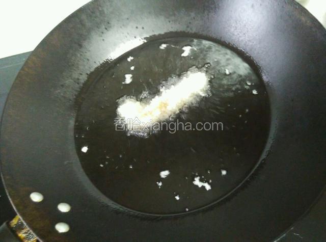 锅里倒入适量油（油不要太多，可以把鸡柳分几次炸，这样不浪费油），烧至7成热，放入沾过面包糠的鸡柳。