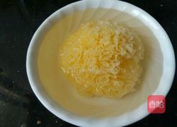 冰糖莲子银耳羹的做法图解1