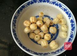 冰糖莲子银耳羹的做法图解2