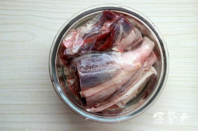 牦牛腱子肉切大块洗干净，冷水泡3小时以上，中途多换几次水，泡出血水。