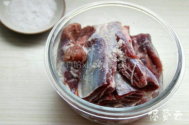 为了卤出来的牛肉更入味，可以将牦牛腱子肉用盐腌制一下，这一步需要提前一天完成。
